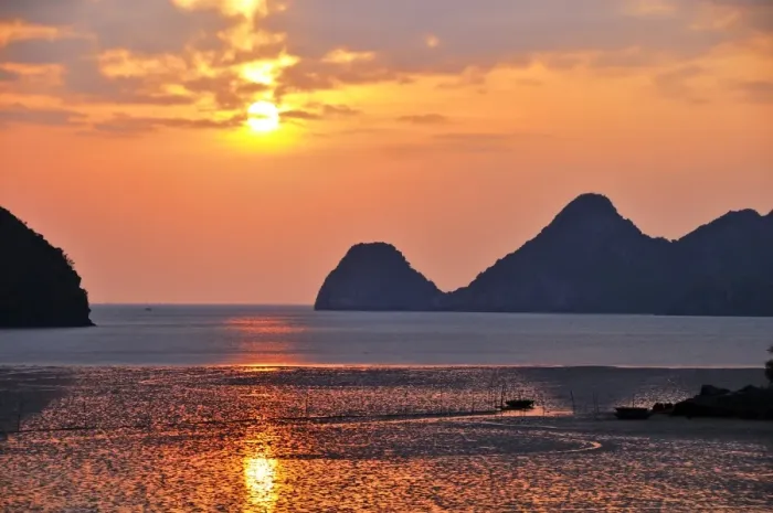 Framed Print : Sunset in Cat Ba, Halong Bay, Vietnam, Southeast Asia Framed Print : Sunset in Cat Ba, Halong Bay, Vietnam, Southeast Asia