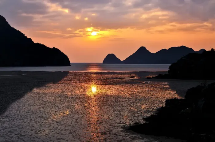 Framed Print : Sunset in Cat Ba, Halong Bay, Vietnam, Southeast Asia Framed Print : Sunset in Cat Ba, Halong Bay, Vietnam, Southeast Asia