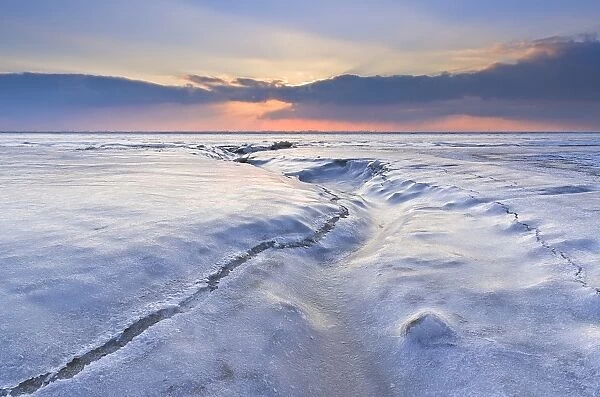 Sunset on the frozen North Sea, Lower Saxony, Germany, Europe - IMPORTANT Non-exclusive usage, retail calendar, duration Jan. 1, 2016 - Dec. 31, 2016, territory DEU, AUT, CHE -
