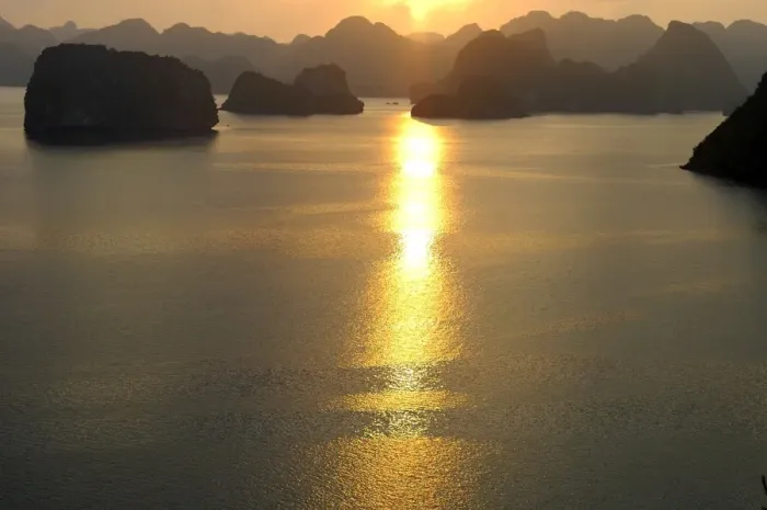 Framed Print : Sunset in the UNESCO-declared world natural heritage Halong Bay Viet Nam Framed Print : Sunset in the UNESCO-declared world natural heritage Halong Bay Viet Nam