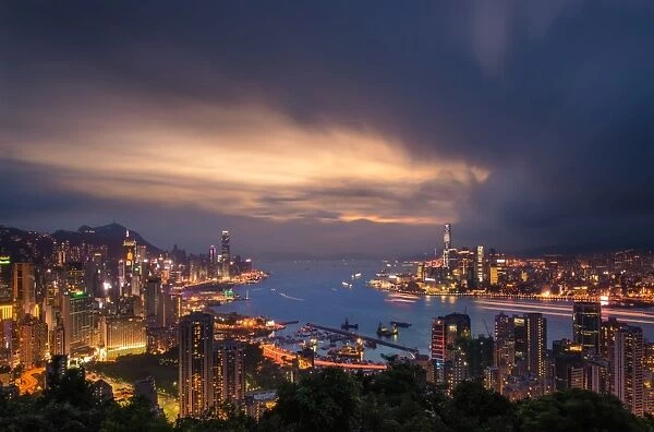 Sunset view of Hong Kong with cloud movement