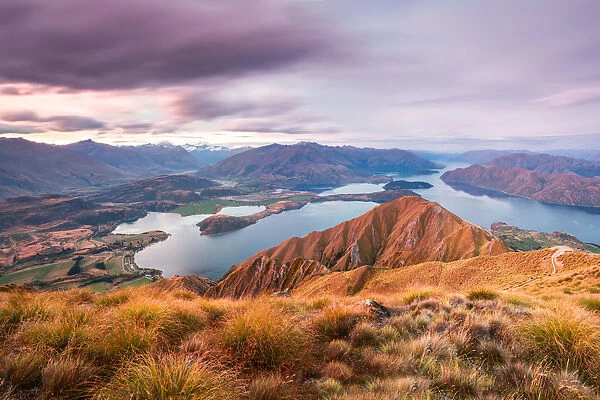 Sunset over Wanaka lake and mountains, New Zealand
