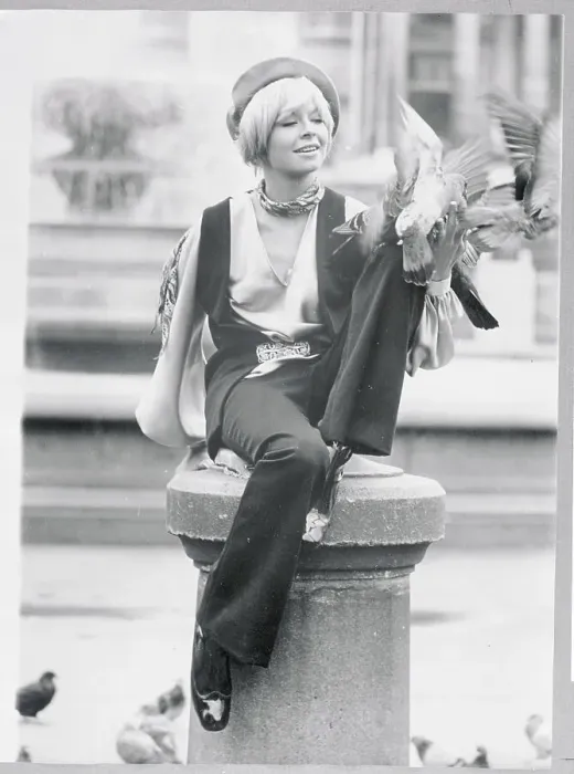 Framed Print : Susannah York Feeding the Pigeons