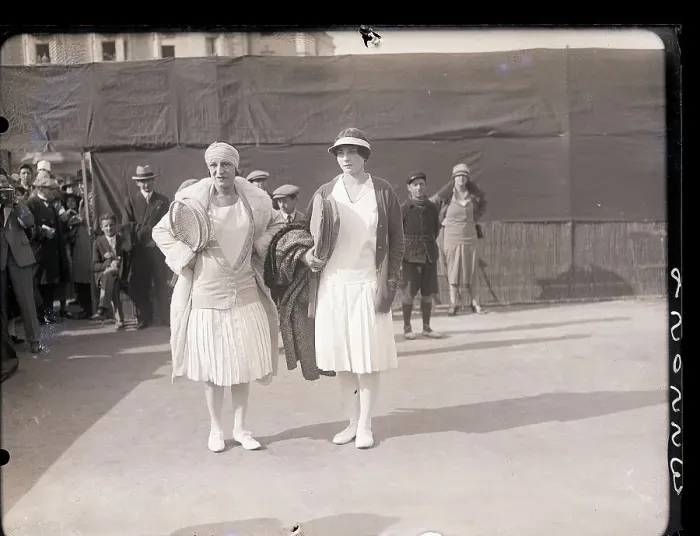 Framed Print : Suzanne Lenglen with Opponent on Court Framed Print : Suzanne Lenglen with Opponent on Court