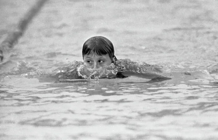 Framed Print : Swimmer Donna de Verona