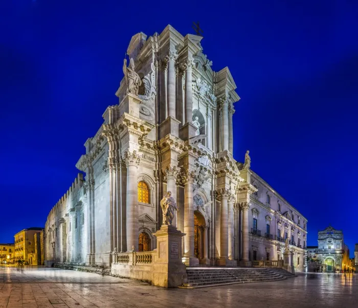 Framed Print : Syracuse Cathedral and Archbishops Palace in Syracuse at dusk - Sicily, Italy Framed Print : Syracuse Cathedral and Archbishops Palace in Syracuse at dusk - Sicily, Italy