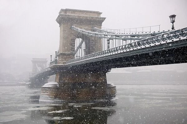 Szechenyi lanchid, or Szechenyi Chain Bridge, over the Danube between Buda and Pest, Budapest, Hungary