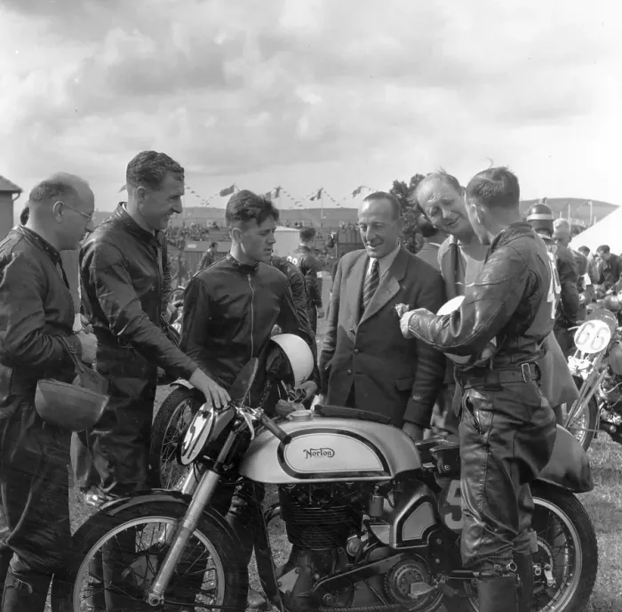 Framed Print : T T Races. 9th June 1950: Geoff Duke with his Norton No 57 talking to his Framed Print : T T Races. 9th June 1950: Geoff Duke with his Norton No 57 talking to his