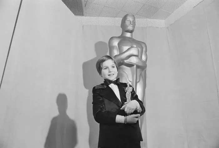 Framed Print : Tatum O'Neal Holding Her Oscar Framed Print : Tatum O'Neal Holding Her Oscar