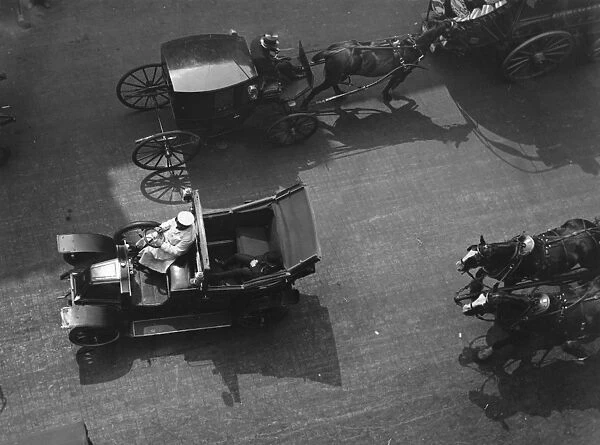 Taxicabs. circa 1907: A motorised taxicab passing a growler, a four-wheeled horsedrawn cab