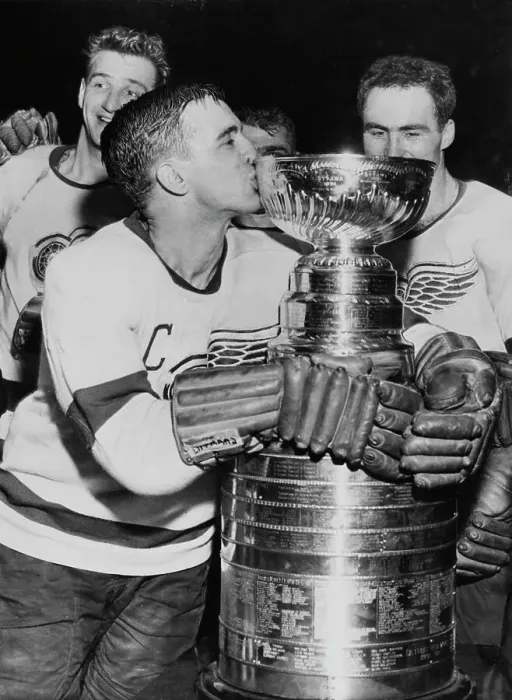 Framed Print : Ted Lindsay Kissing Stanley Cup Framed Print : Ted Lindsay Kissing Stanley Cup