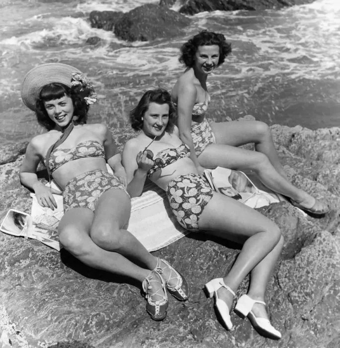Framed Print : Three teenage girls (16-18) sunbathing on rocks, portrait (B&W) Framed Print : Three teenage girls (16-18) sunbathing on rocks, portrait (B&W)