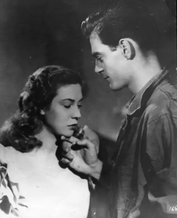 Framed Print : Paisa. October 1948: A tender moment from the film Paisa showing Gary Moore Framed Print : Paisa. October 1948: A tender moment from the film Paisa showing Gary Moore