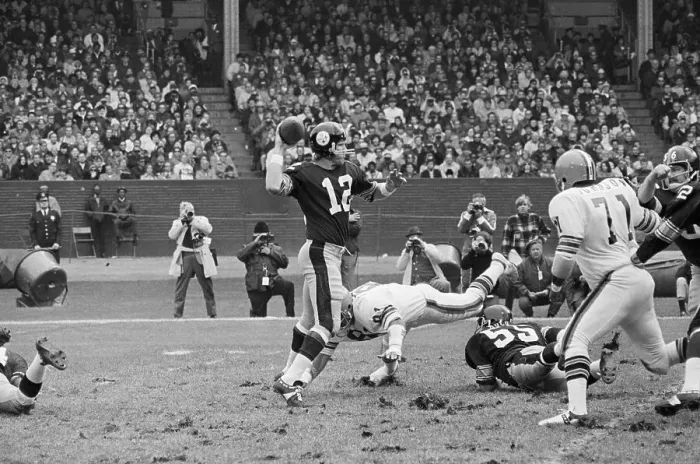 Framed Print : Terry Bradshaw Passing Vs. Cleveland Framed Print : Terry Bradshaw Passing Vs. Cleveland