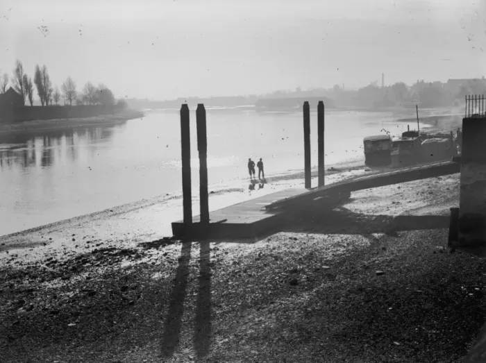 Framed Print : Thames Silhouette Framed Print : Thames Silhouette