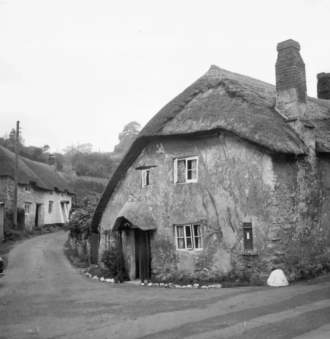 Framed Print : Thatched Cottage Framed Print : Thatched Cottage