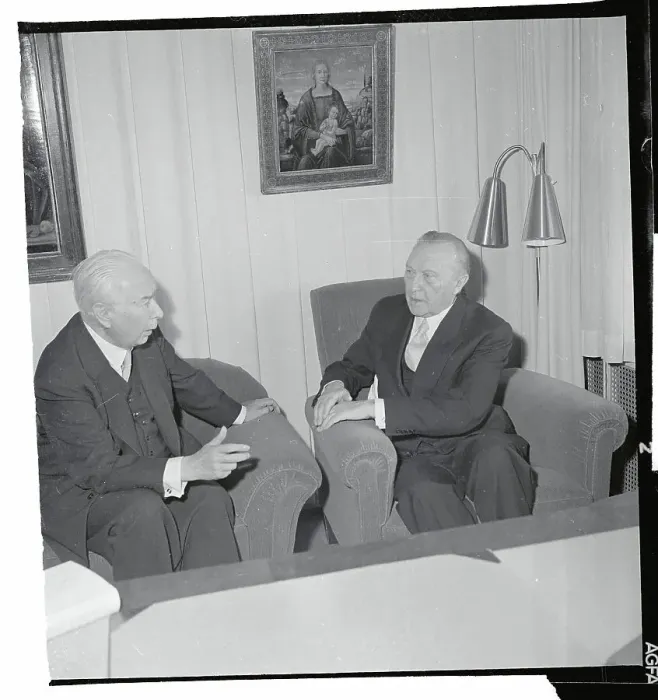 Framed Print : Theodor Heuss Meeting with Konrad Adenauer Framed Print : Theodor Heuss Meeting with Konrad Adenauer