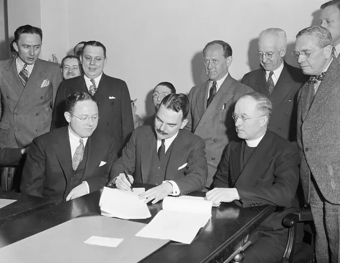 Framed Print : Thomas Dewey Signs Labor Agreement Framed Print : Thomas Dewey Signs Labor Agreement