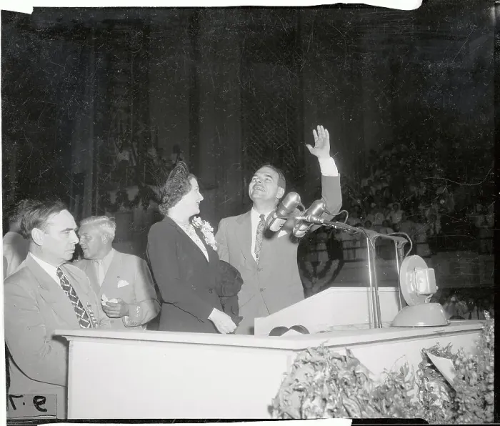 Framed Print : Thomas E Dewey with Wife Waving to Crowd Framed Print : Thomas E Dewey with Wife Waving to Crowd