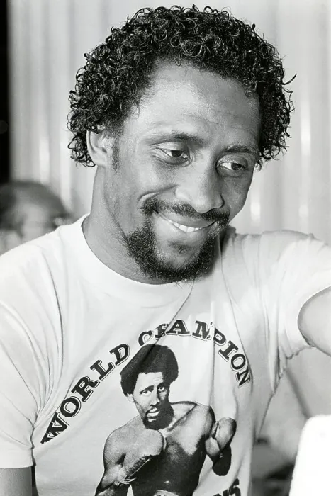 Framed Print : Thomas Hearns Talks Wearing T-Shirt Framed Print : Thomas Hearns Talks Wearing T-Shirt