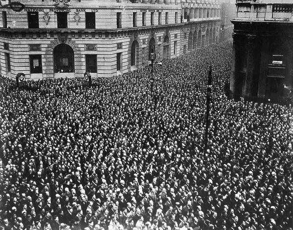 Threadneedle Street Crowd