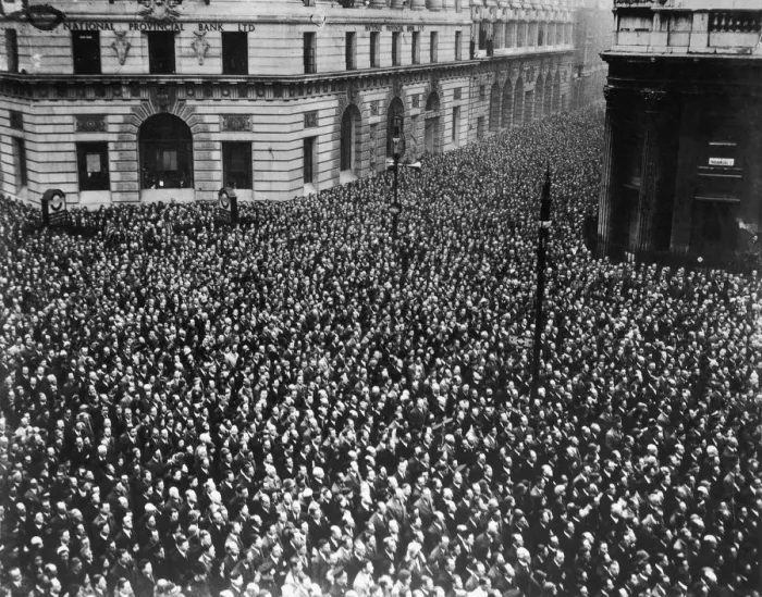 Framed Print : Threadneedle Street Crowd