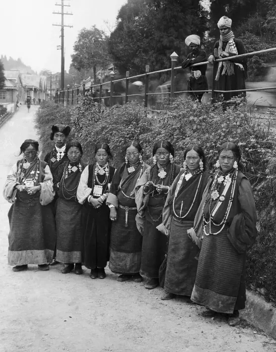 tibetan ladies dress Tibetan Clothing: A Warm and Beautiful Attire
