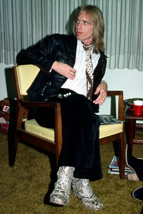 Framed Print : Tom Petty. LOS ANGELES - AUGUST 1977: Tom Petty poses for a portrait backstage Framed Print : Tom Petty. LOS ANGELES - AUGUST 1977: Tom Petty poses for a portrait backstage