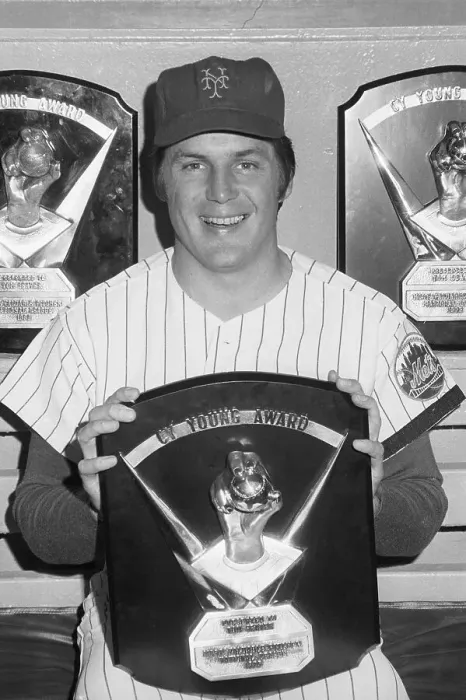 Framed Print : Tom Seaver Holding Cy Young Award