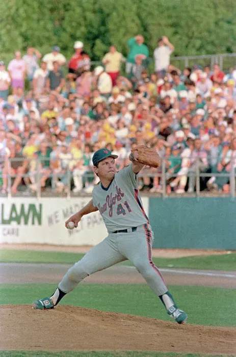 Framed Print : Tom Seaver Pitching Framed Print : Tom Seaver Pitching