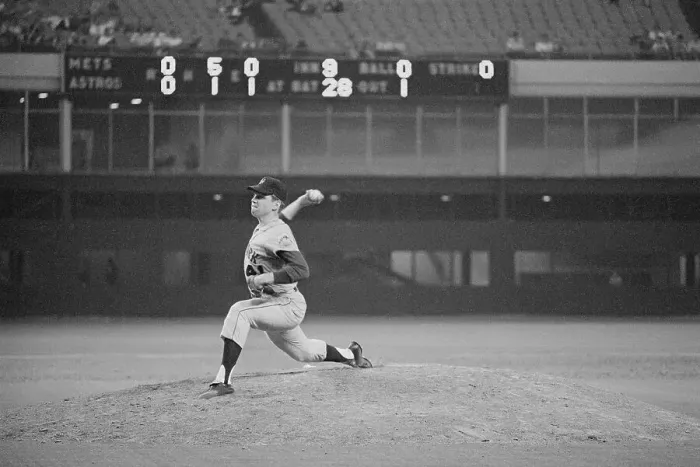 Framed Print : Tom Seaver Playing Ball on One Knee Framed Print : Tom Seaver Playing Ball on One Knee