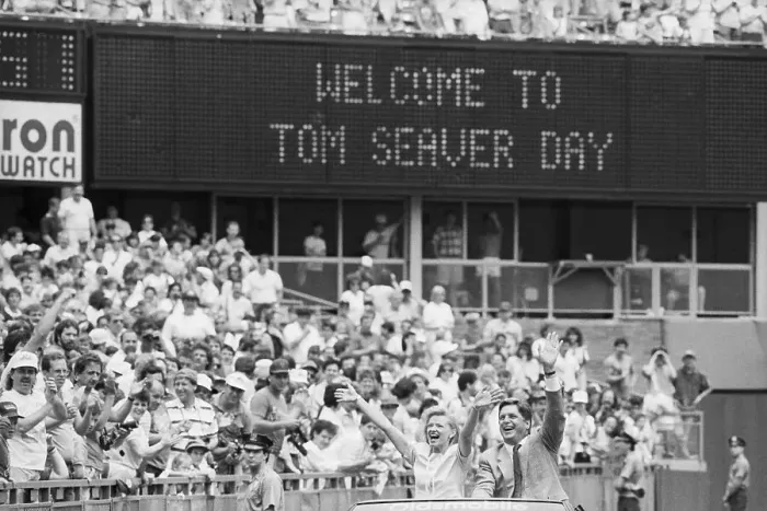 Framed Print : Tom Seaver & Wife Wave To Fans at Shea Framed Print : Tom Seaver & Wife Wave To Fans at Shea