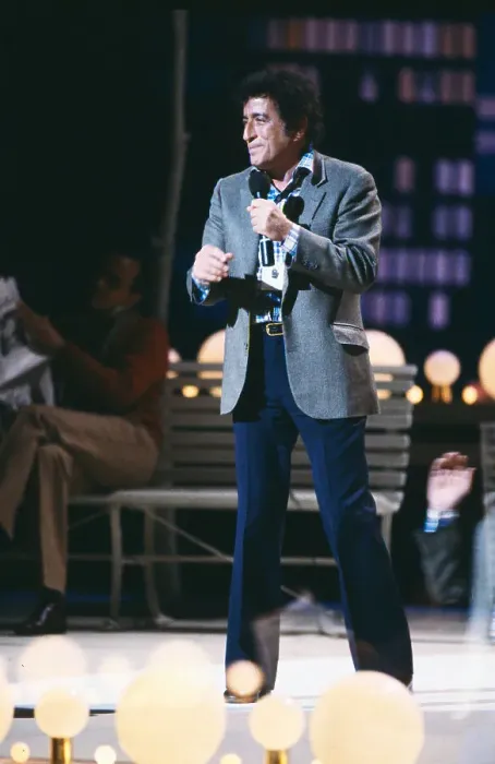 Framed Print : Tony Bennett Singing into Microphone Framed Print : Tony Bennett Singing into Microphone