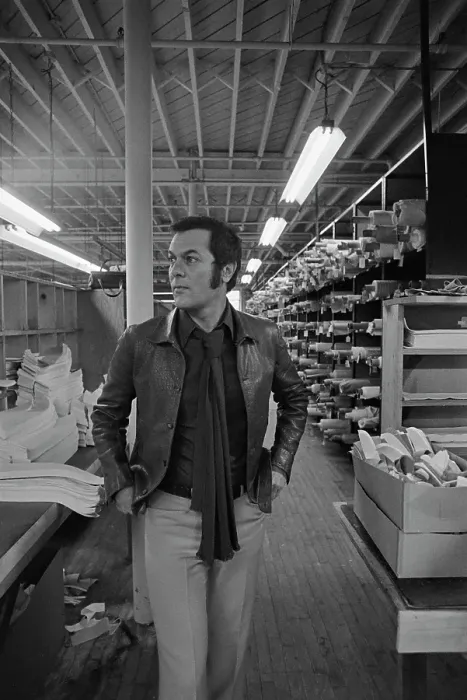 Framed Print : Tony Curtis Visits The Tom James Company Factory, Perth Amboy, New Jersey Framed Print : Tony Curtis Visits The Tom James Company Factory, Perth Amboy, New Jersey
