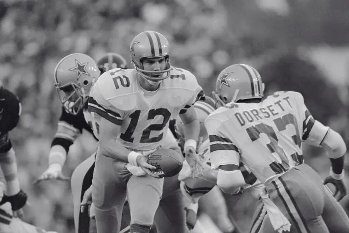 Framed Print : Tony Dorsett Receiving Hand Off from Roger Staubach Framed Print : Tony Dorsett Receiving Hand Off from Roger Staubach