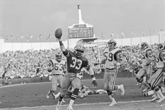 Framed Print : Tony Dorsett in Winning Football Action Framed Print : Tony Dorsett in Winning Football Action