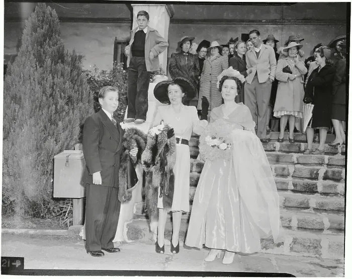 Framed Print : Tony Furness, Thelma Furness, and Mrs. Gloria Vanderbilt Arrive at Wedding Framed Print : Tony Furness, Thelma Furness, and Mrs. Gloria Vanderbilt Arrive at Wedding