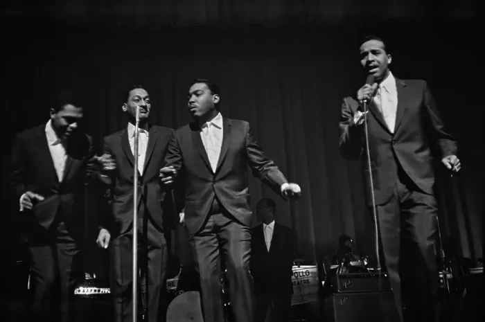 Framed Print : The Four Tops Play The Apollo Framed Print : The Four Tops Play The Apollo