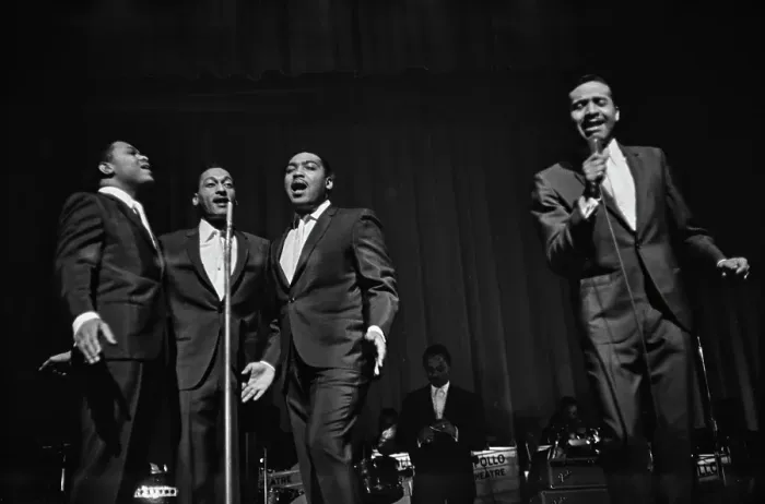 Framed Print : The Four Tops Play The Apollo Framed Print : The Four Tops Play The Apollo