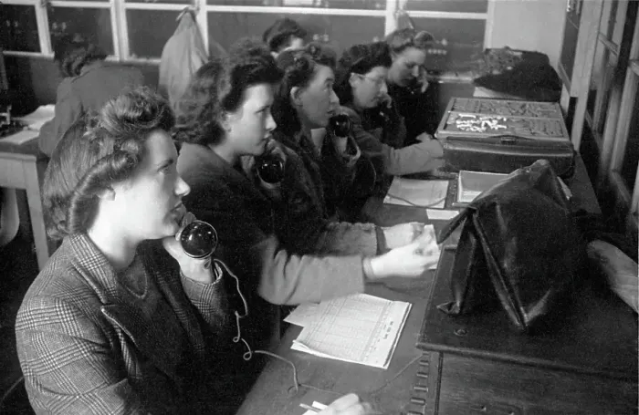Framed Print : Tote HQ. 18th December 1943: Telephone operators at the Tote headquarters Framed Print : Tote HQ. 18th December 1943: Telephone operators at the Tote headquarters