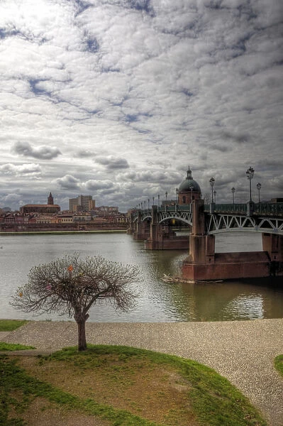 Toulouse Garonne river, bridge and old town view