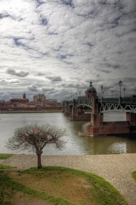Framed Print : Toulouse Garonne river, bridge and old town view Framed Print : Toulouse Garonne river, bridge and old town view