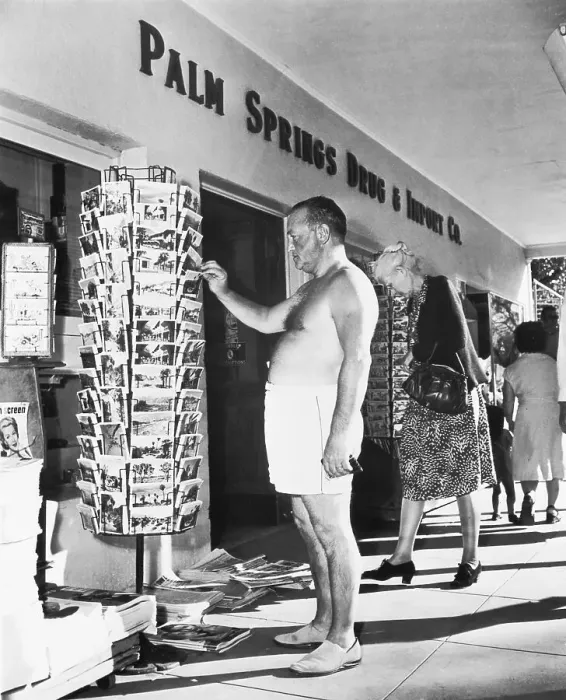 Framed Print : Tourists In Palm Springs, Ca Framed Print : Tourists In Palm Springs, Ca