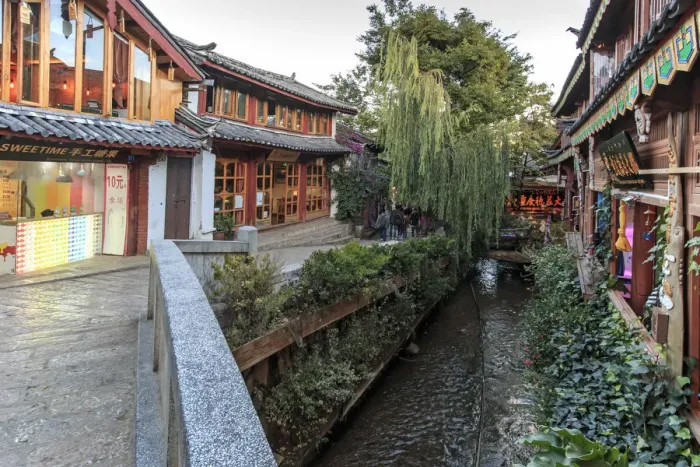 Framed Print : Tourists walking in the old town of Lijiang during sunset Framed Print : Tourists walking in the old town of Lijiang during sunset