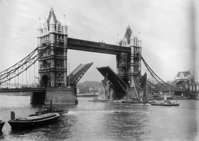 Framed Print : Tower Bridge Framed Print : Tower Bridge