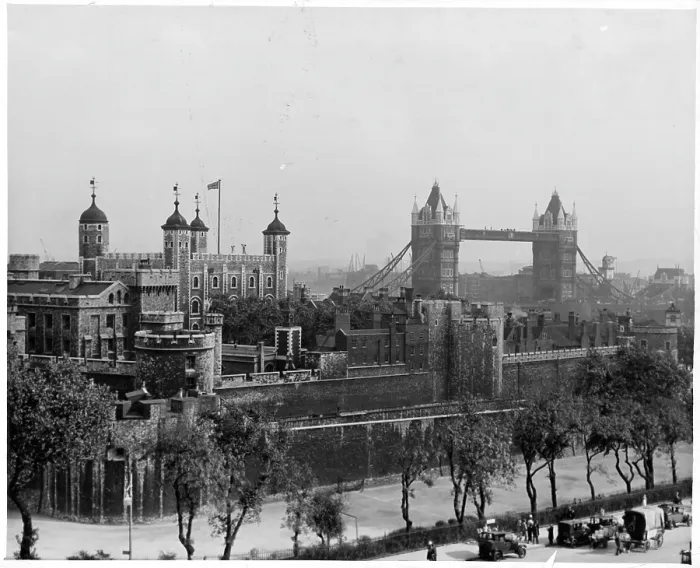 Framed Print : TOWER OF LONDON Framed Print : TOWER OF LONDON