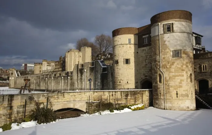 Framed Print : Tower of London UNESCO site in snow Framed Print : Tower of London UNESCO site in snow