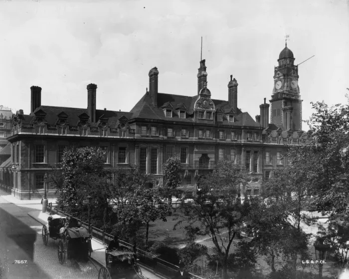 Framed Print : Town Hall. circa 1903: The Muncipal Buildings at Leicester designed by F J Harkes