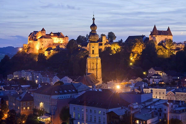 Townscape with Burghausen Castle and the parish church of St. Jacob, at night, Burghausen, Upper Bavaria, Bavaria, Germany
