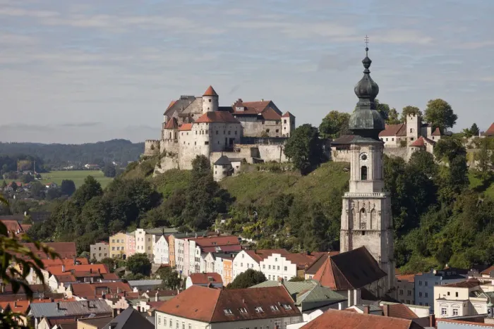 Framed Print : Townscape with Burghausen Castle and the parish church of St. Jacob, Burghausen, Upper Bavaria, Bavaria, Germany Framed Print : Townscape with Burghausen Castle and the parish church of St. Jacob, Burghausen, Upper Bavaria, Bavaria, Germany